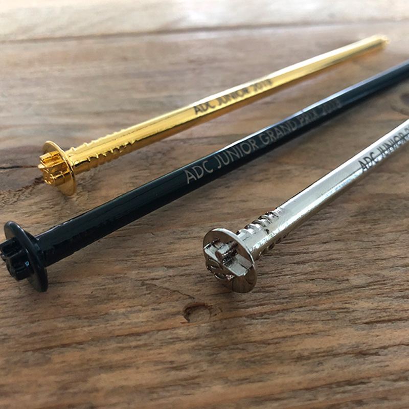 Ein goldener, ein schwarzer und ein silberner langer Nagel.