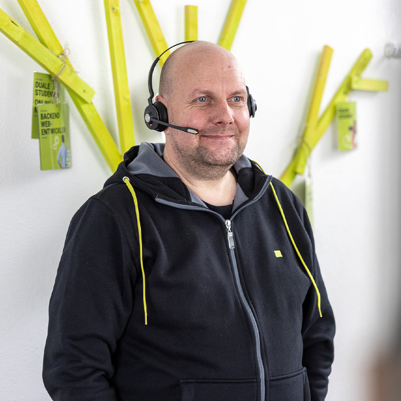 Andreas mit Headset auf dem Kopf.