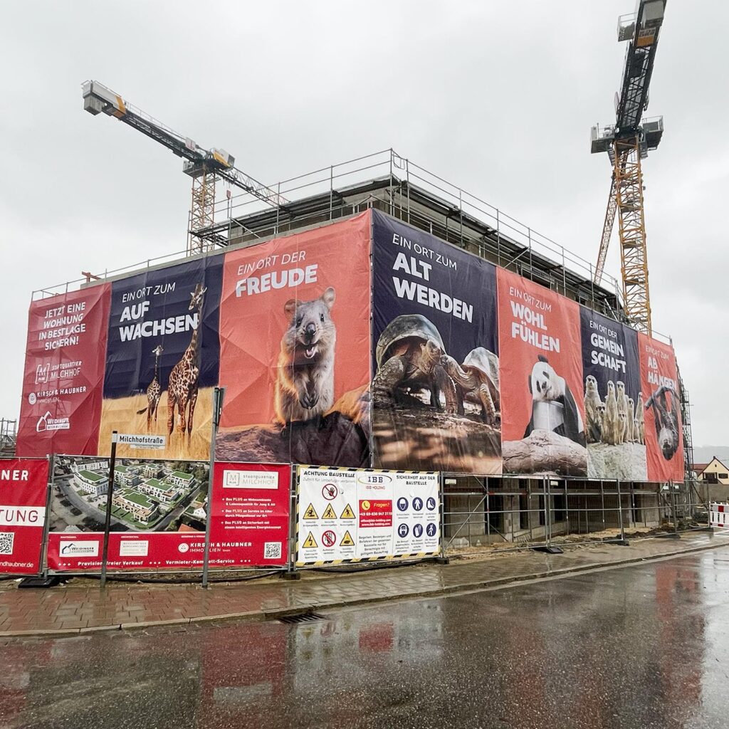 Riesige Baugerüstbanner, die sich fast über das gesamte Gerüst erstrecken.