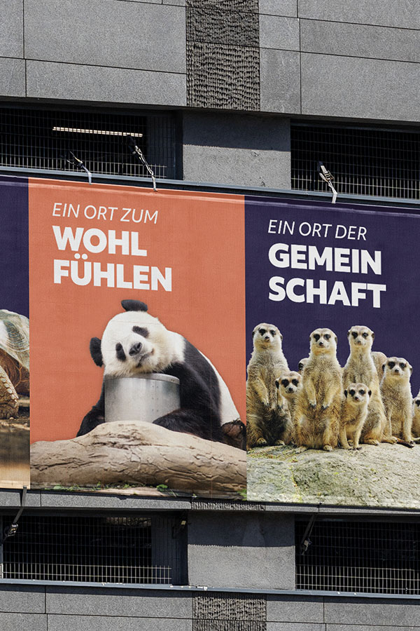 Zwei riesige Plakate mit tierischen Motiven.