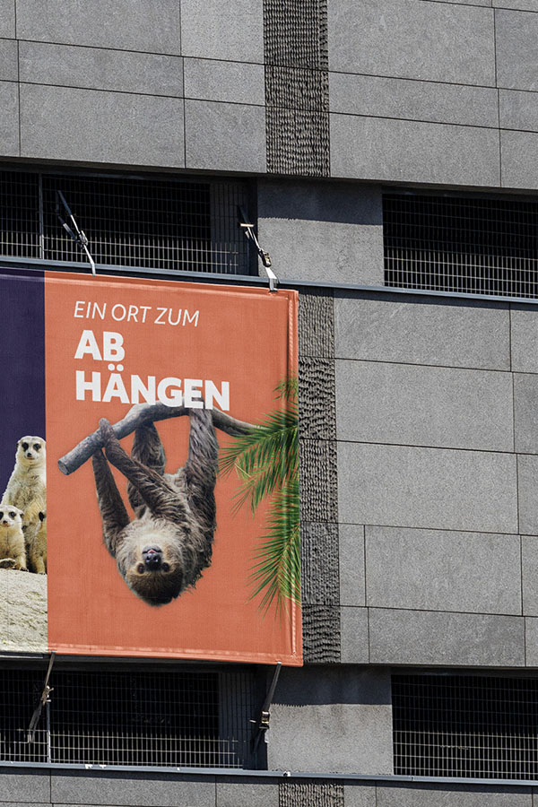 Ein riesiges Plakat mit einem Faultier. Darauf steht "Ein Ort zum Abhängen".