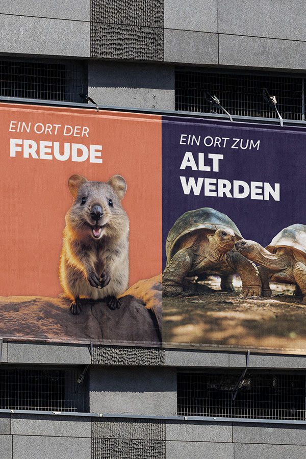 Ein riesiges Banner mit verschiedenen Tieren und den passenden Sprüchen.