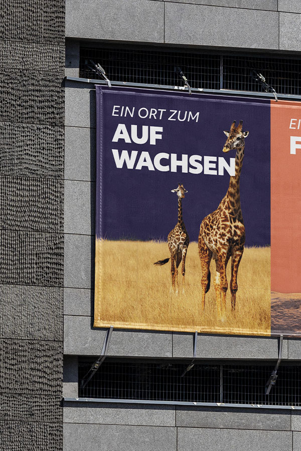 Eine Detailaufnahme eines großen Gerüchtsbanner.