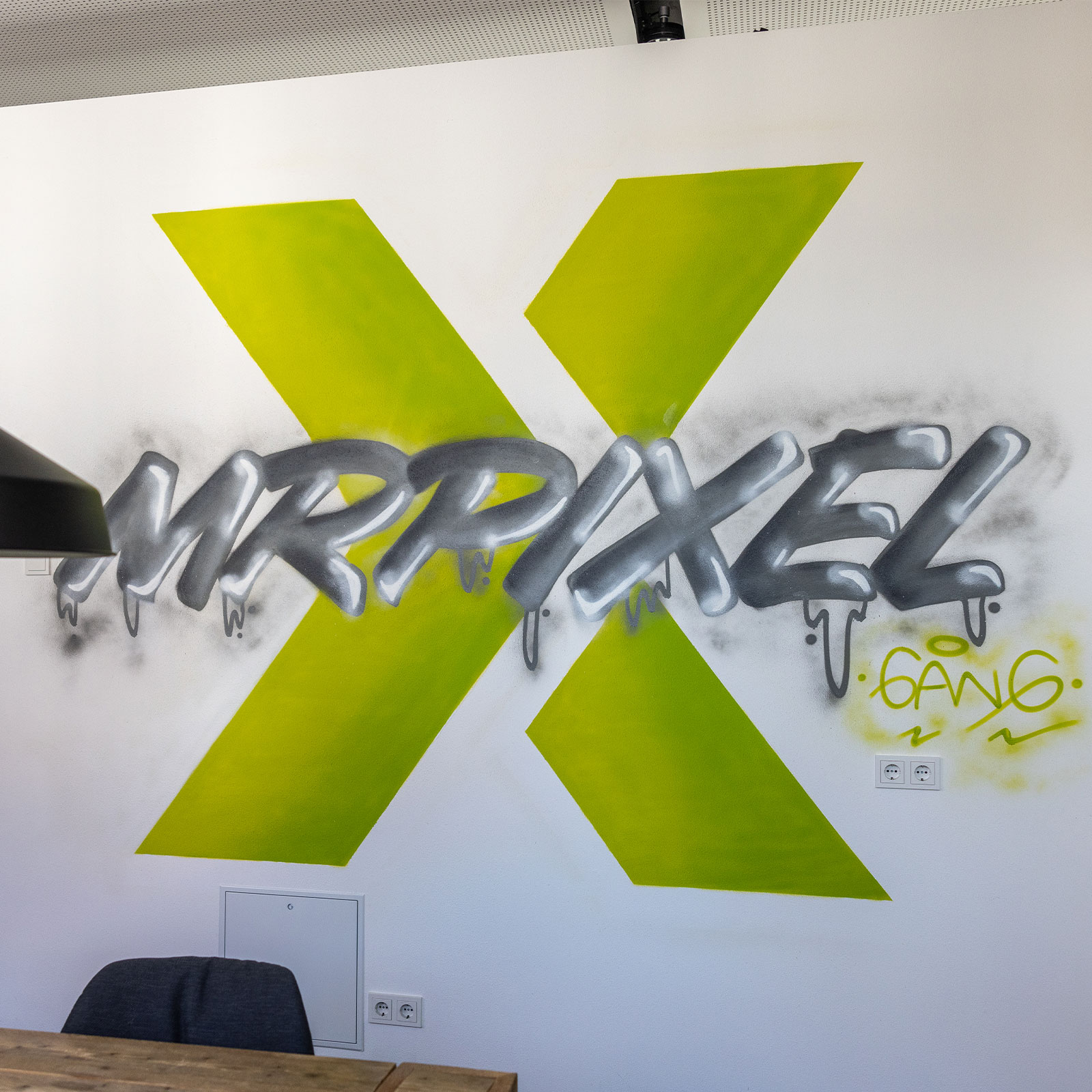 Das mr. pixel Logo auf einer Bürowand.