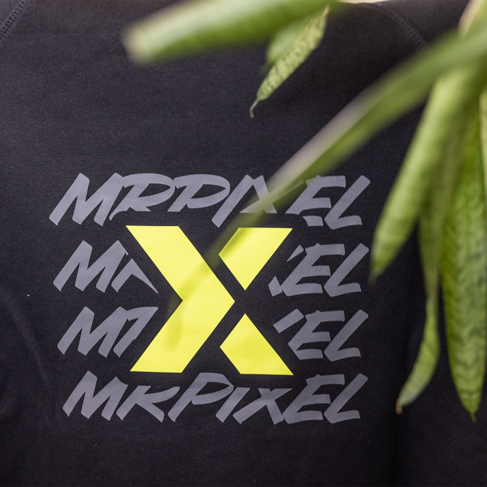 Eine Nahaufnahme des mr. pixel Logos auf einem Pullover.