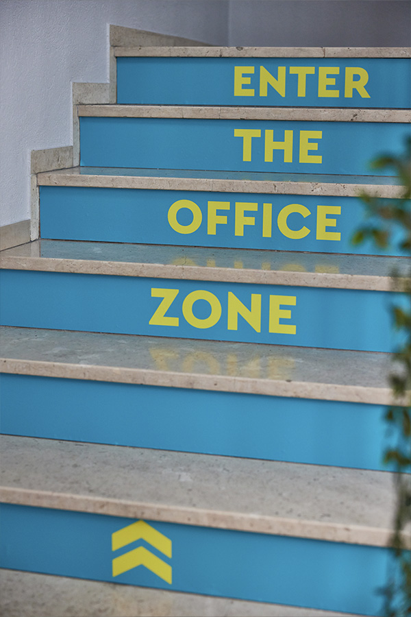 Beschriftete Treppen bei OM7.