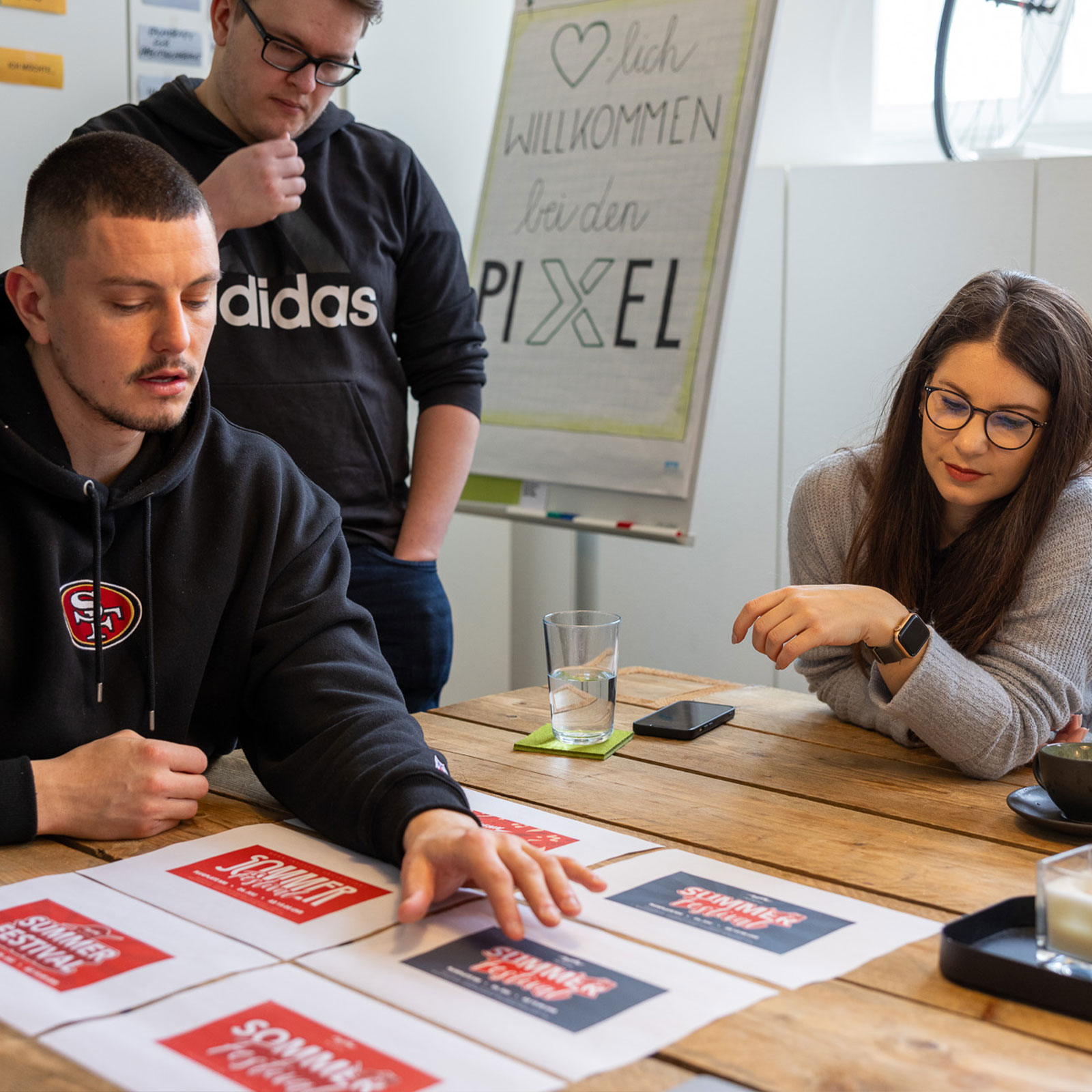 Unser Designteam bespricht Layouts.