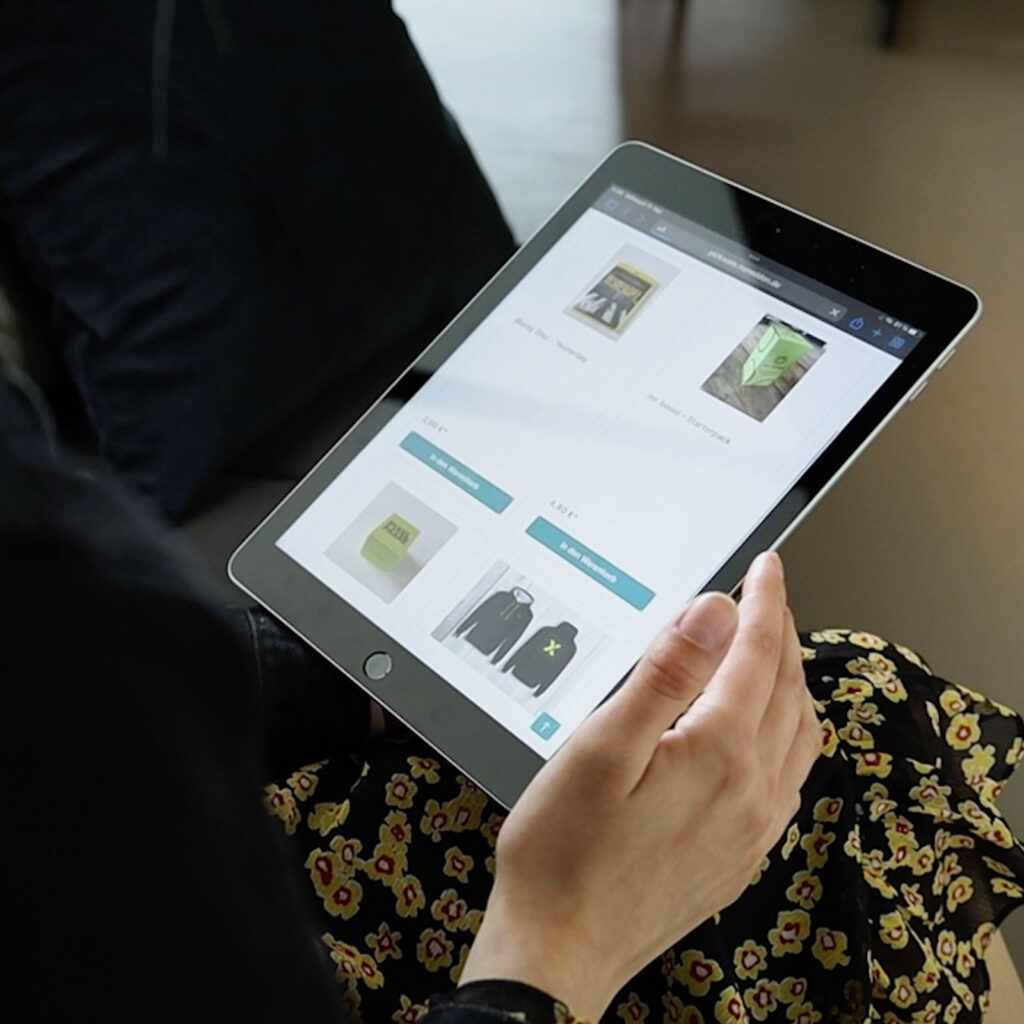 Ein Mitarbeiter hält ein Tablet.