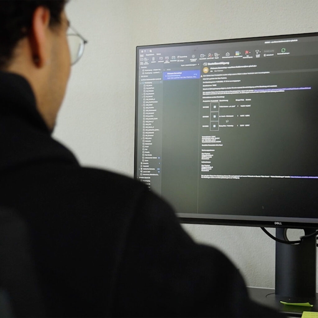 ERP Mitarbeiter bei der Datenverwaltung.
