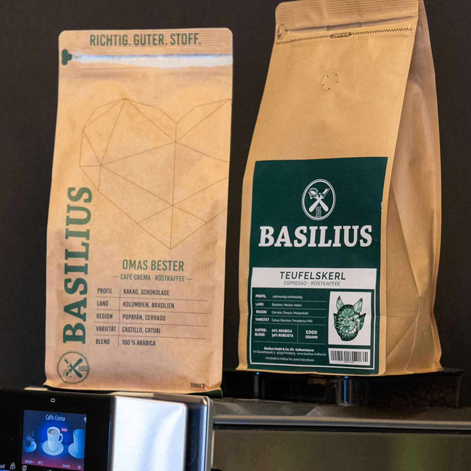 Zwei Kaffeepackungen von Basilius.