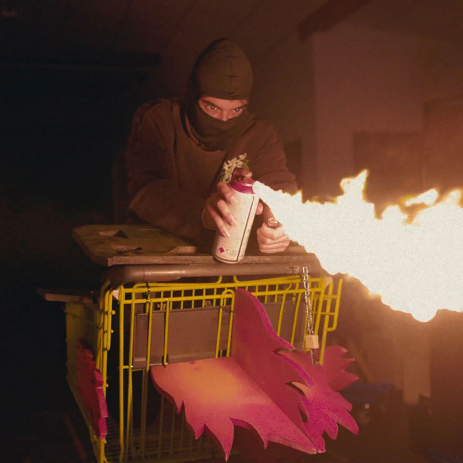 Ein Mann zündet eine Sprayflasche an.