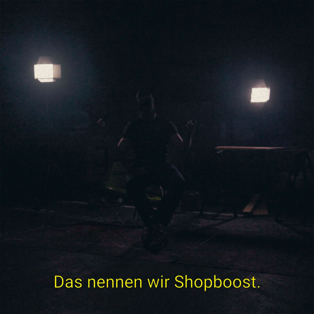 Ein dunkles Bild mit Scheinwerfern.