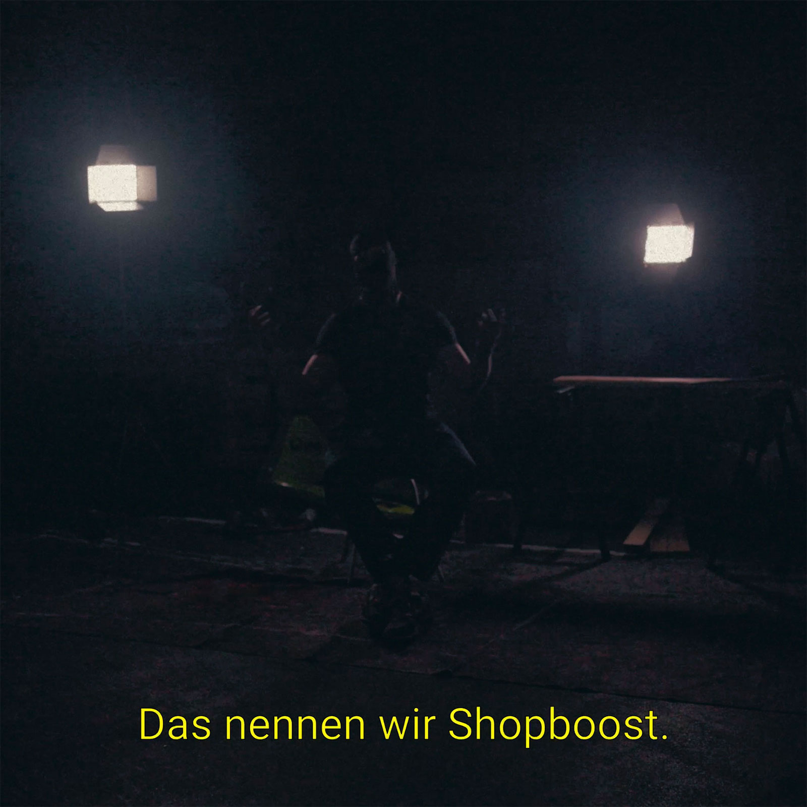 Ein dunkles Bild mit Scheinwerfern.