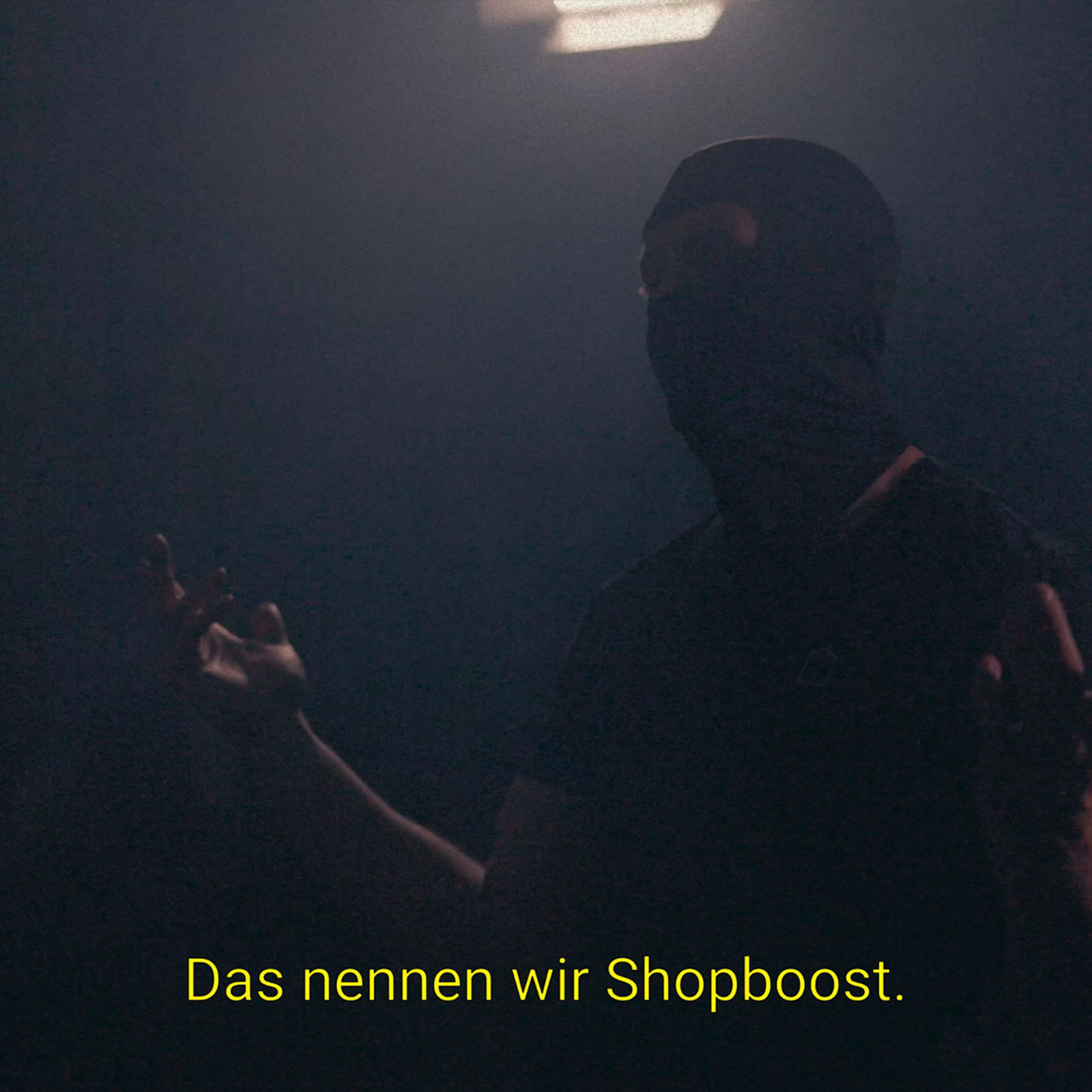 Ein Mann mit Sturmmaske redet in die Kamera.