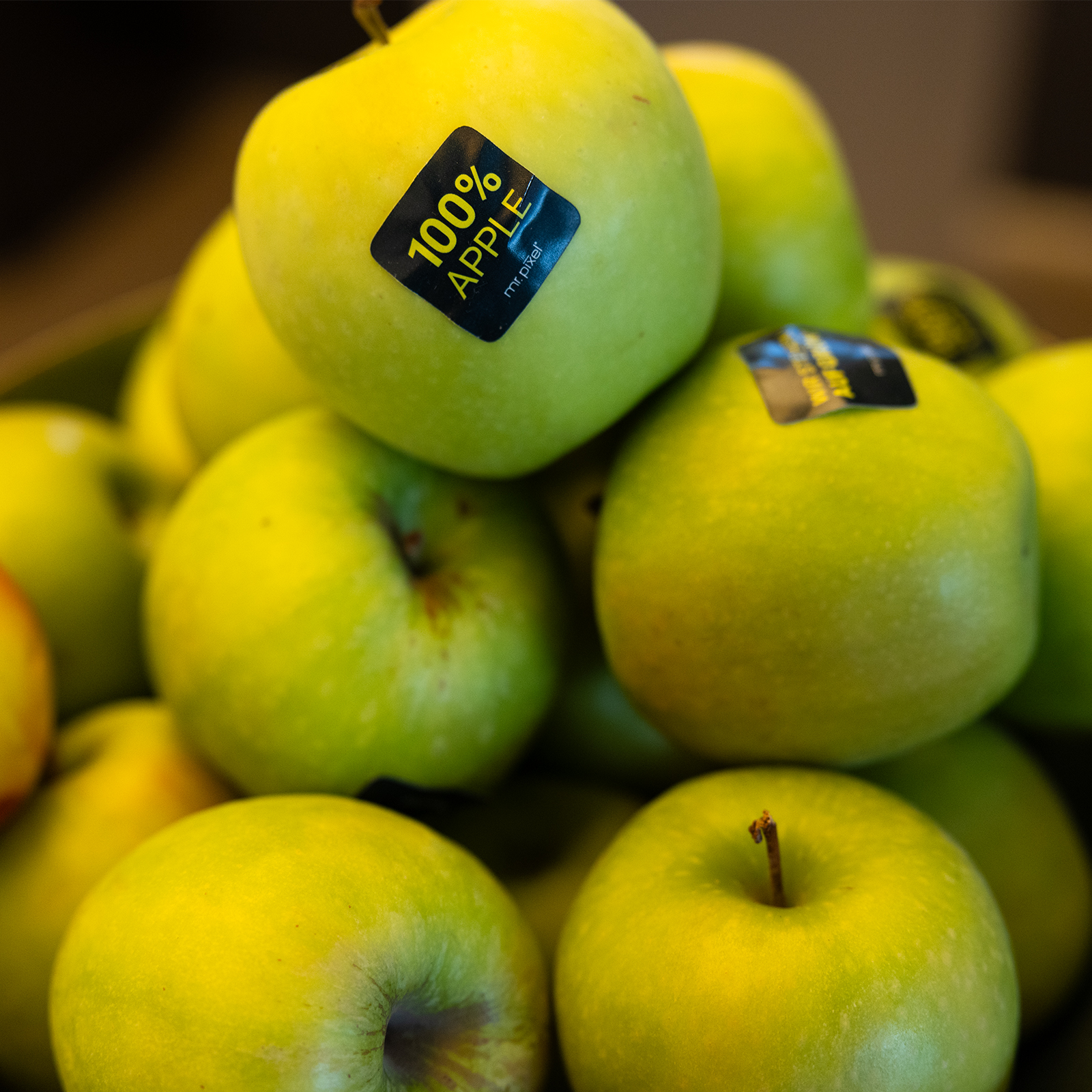 Eine Nahaufnahme grüner Äpfel.