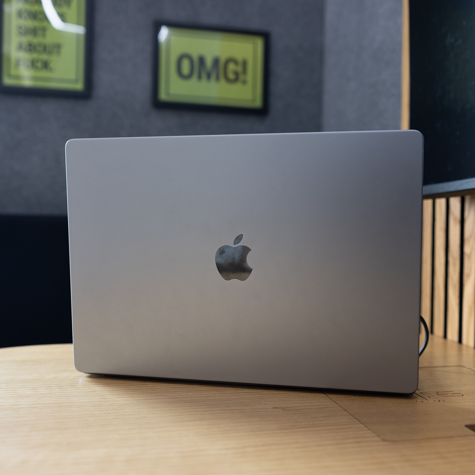 Eine Nahaufnahme eines Apple-Laptops.