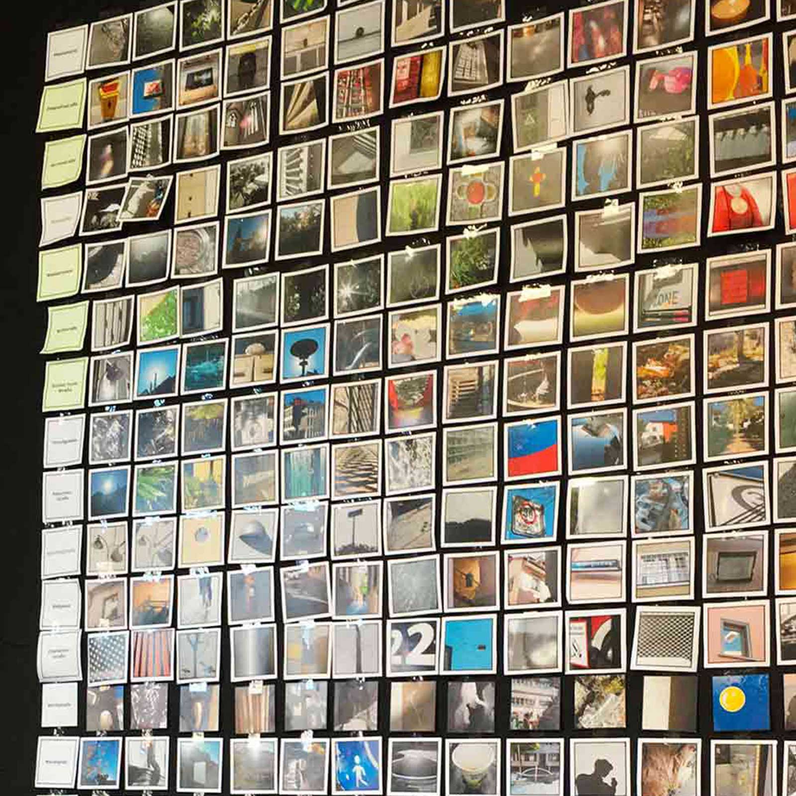 Viele Fotos an einer Pinwand.