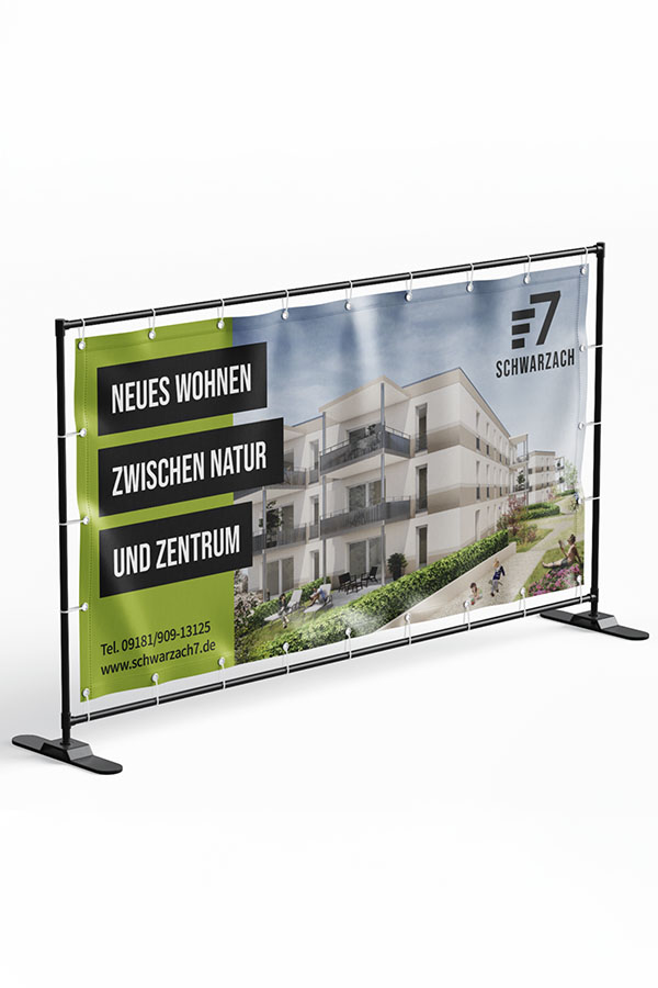 Ein großes Banner mit Slogan und Logo von Schwarzach 7.