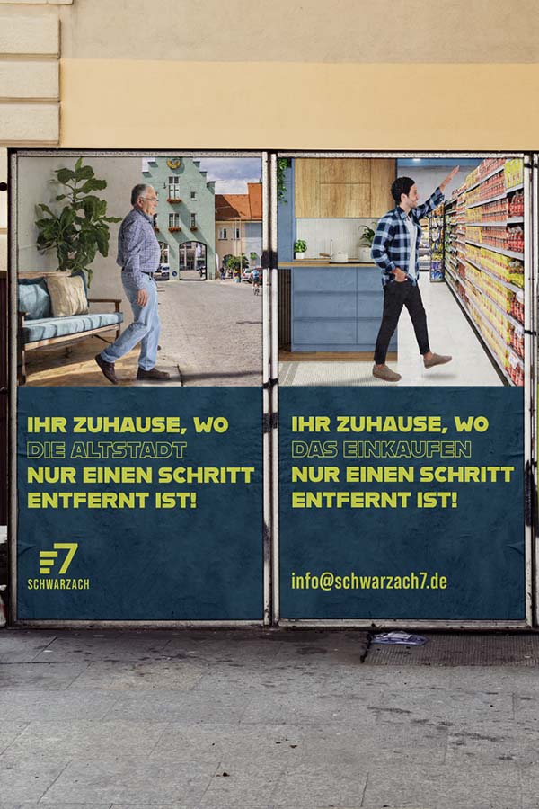 Zwei große Banner mit einem alten sowie jungen Mann, die unterschiedliche Alltagssituationen erleben.