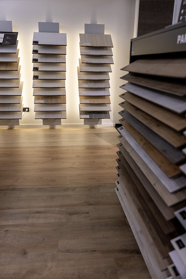 Ein indirekt beleuchteter Showroom mit verschiedenen Holzplatten.
