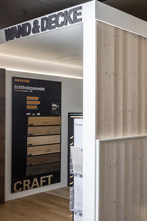 Ein moderner Showroom mit verschiedenen Holzplanken.