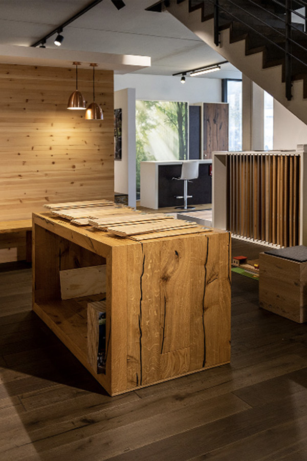 Ein moderner Showroom einer Küche mit verschiedenen Holzverkleidungen.