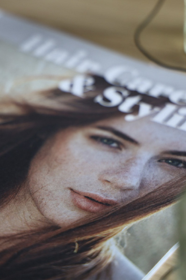 Eine Nahaufnahme des Covers der Moda Capelli Broschüre.