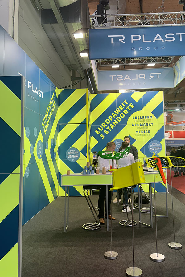 Ein frontale Perspektive des TR PLAST Messestand.