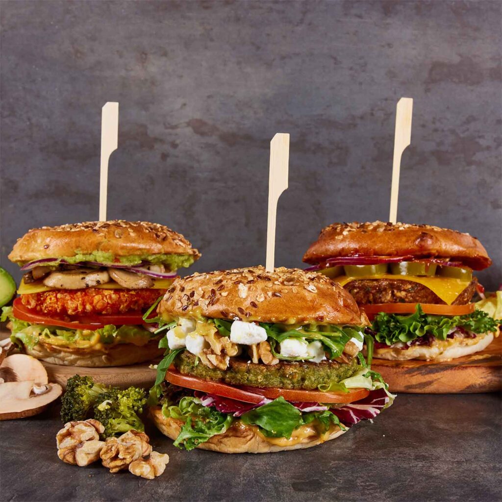 Drei große und gut gefüllte Burger.