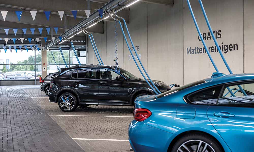 Parkende Autos im Waschpark Neumarkt.