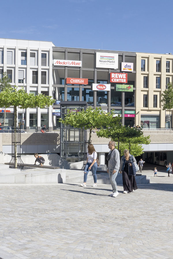 Das Einkaufszentrum Neuer Markt an einem Sommertag.
