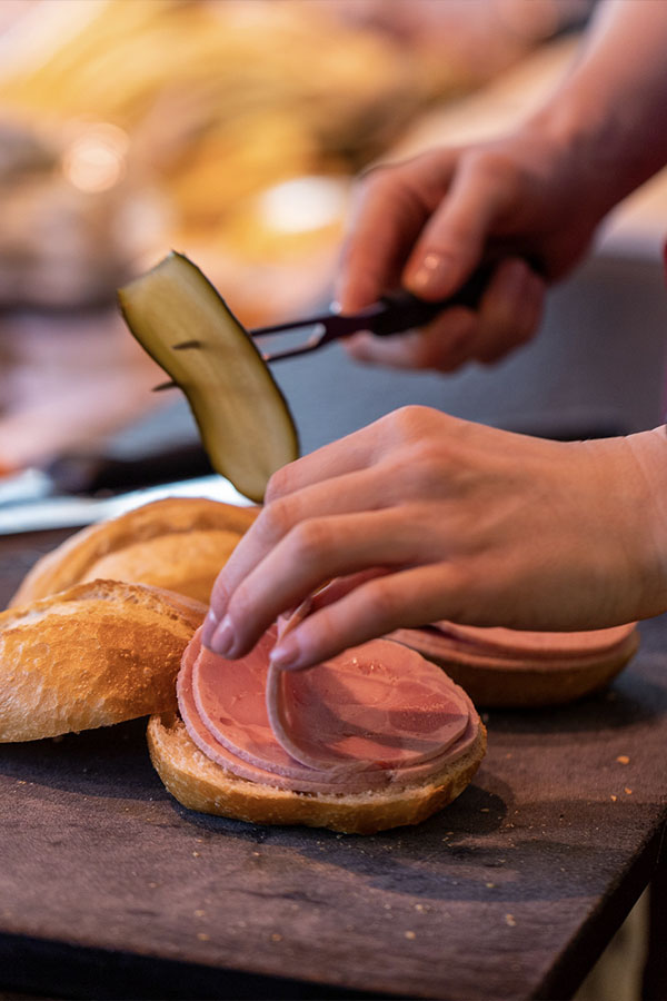 Eine Nahaufnahme einer Wurstsemmel.
