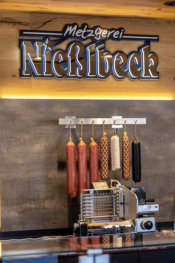 Die Metzgertheke der Metzgerei Nießlbeck.