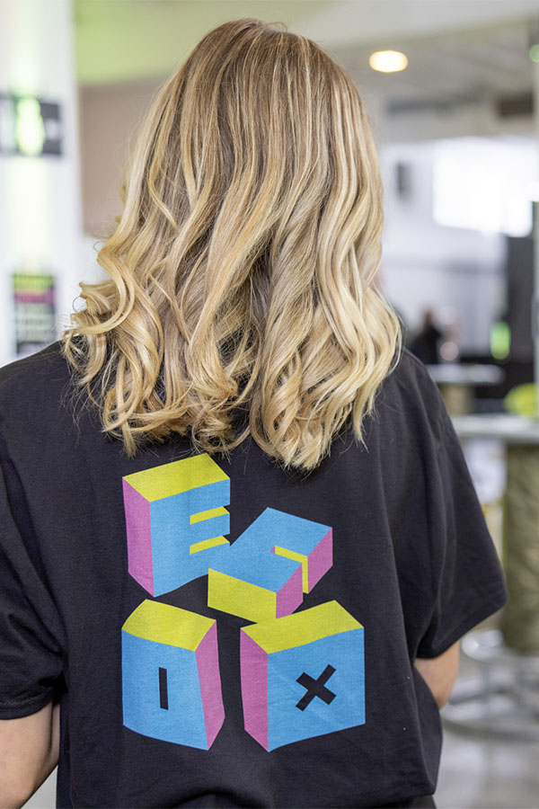 Eine junge Frau mit auffälligem ECOX-T-shirt.