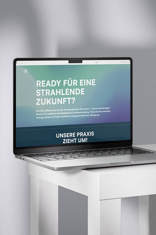 Ein Laptop mit der geöffneten Website der Strahlentherapie Neumarkt.