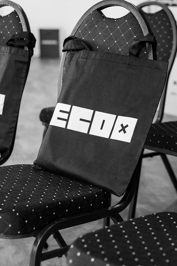 Ein Jutebeutel mit aufgedrucktem ECOX Logo.