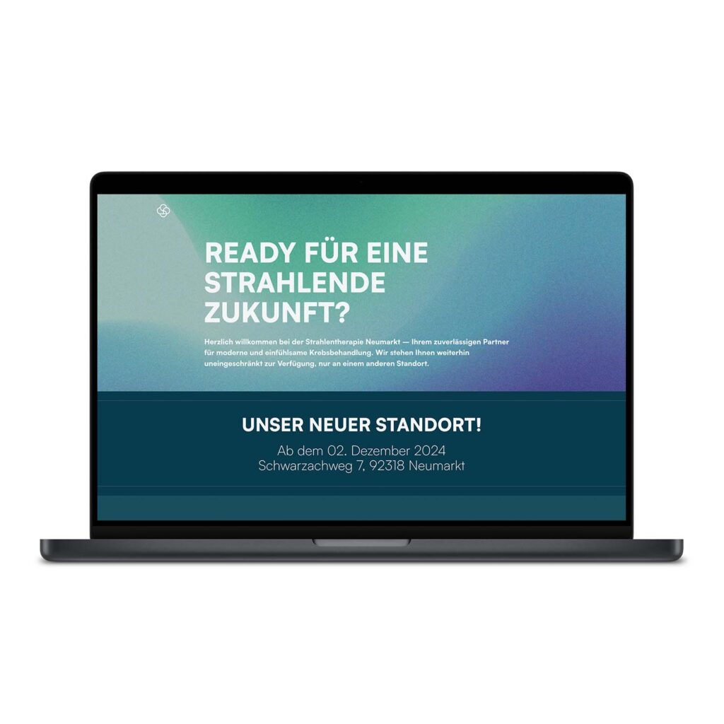 Ein offener Laptop mit der Website der Strahlentherapie Neumarkt.