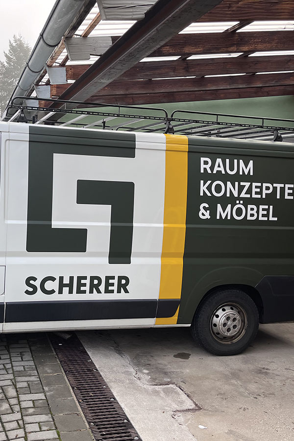 Ein Lieferwagen mit Schreinerei Scherer Logo.