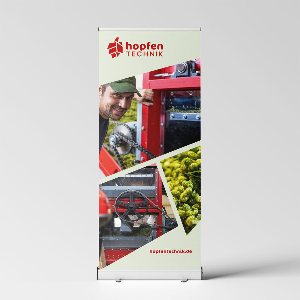 Ein Rollup mit Hopfenerntemaschinen.