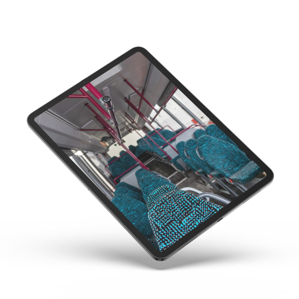 Der Innenraum eines Linienbusses auf einem Tablet.